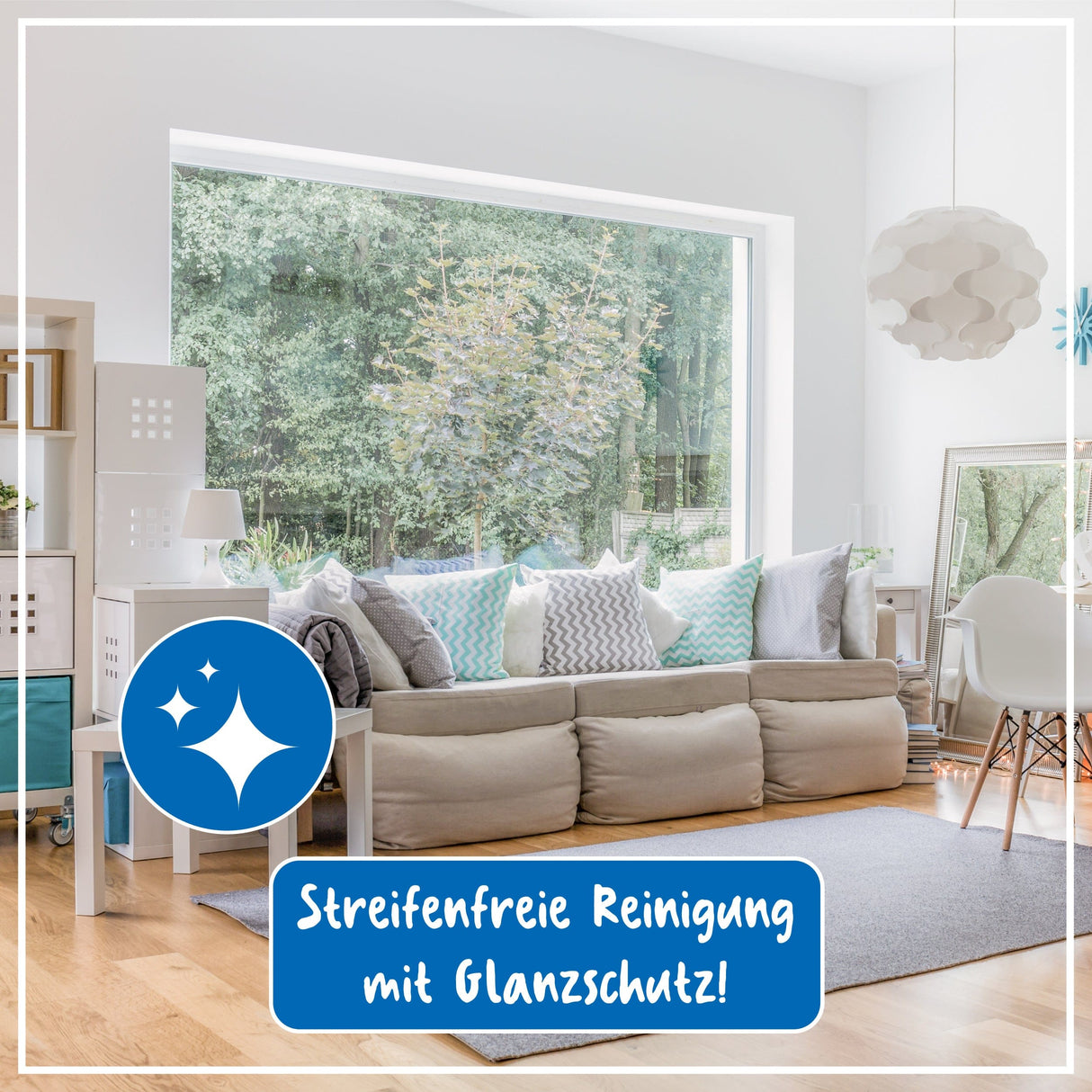 Helles Wohnzimmer mit großen Fenstern; Text „Streifenfreie Reinigung mit Glanzschutz“ auf blauem Hintergrund.