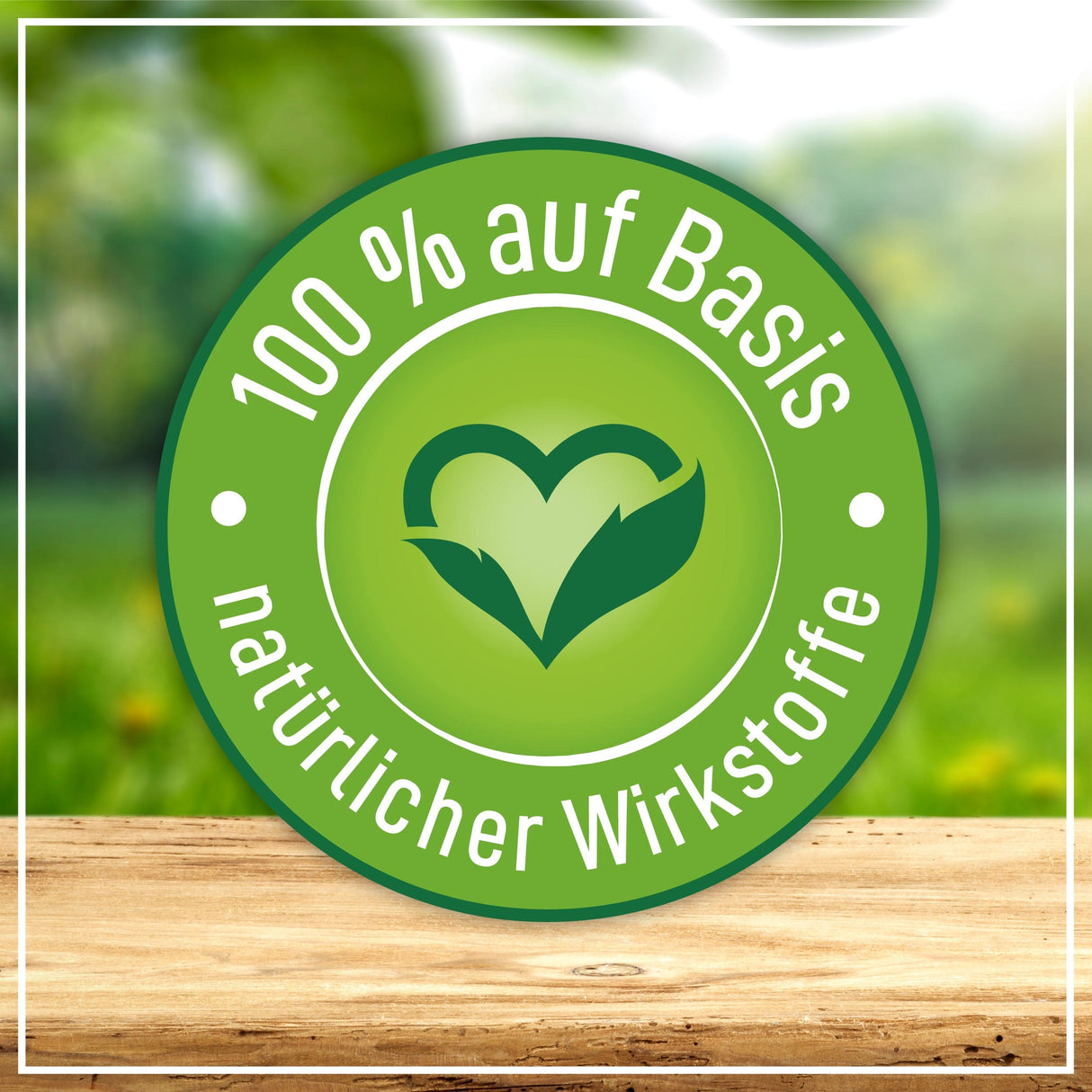 Siegel mit der Aufschrift "100 % auf Basis natürlicher Wirkstoffe" auf grünem Hintergrund, symbolisiert umweltfreundliche Produkte.