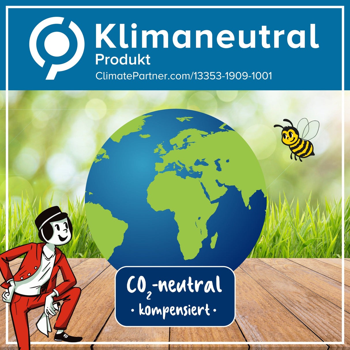 Klimaneutrales Produkt mit Weltkugel, Biene und Cartoon-Figur auf Holzoberfläche, CO2-neutral kompensiert.