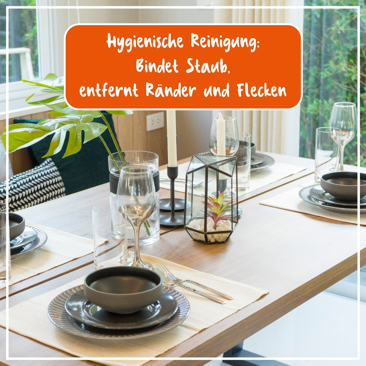 Eleganter Esstisch mit Geschirr und Dekoration, beworben mit hygienischer Reinigung gegen Staub, Ränder und Flecken.
