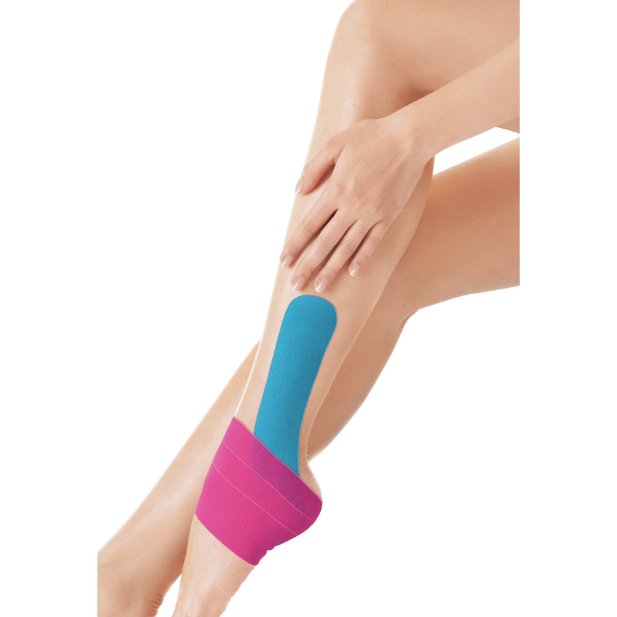 Physio-Tape am Sprunggelenk angelegt