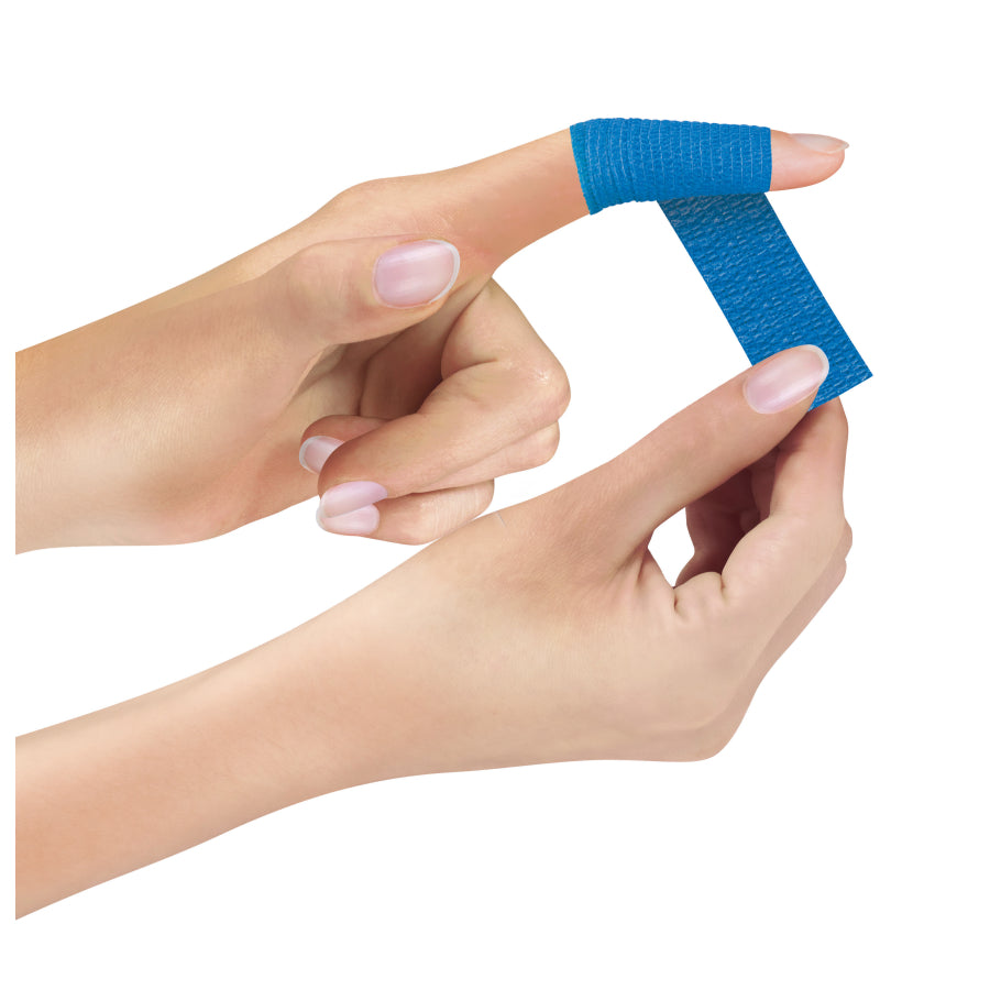 Pflasterverband elastisch wird von Hand abgerissen