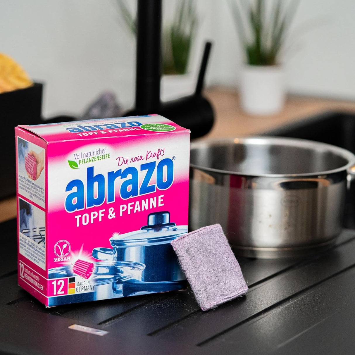 abrazo Reinigungskissen für Töpfe und Pfannen in rosa Verpackung, vegan und natürlich für glänzende Küchen.