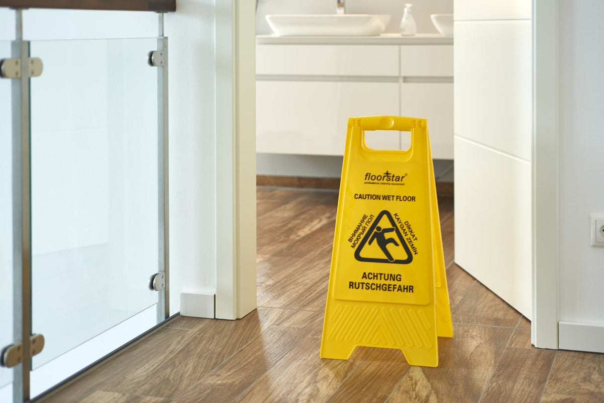 floorstar Warnschild WAS 1 auf frisch gewischtem Boden aufgestellt