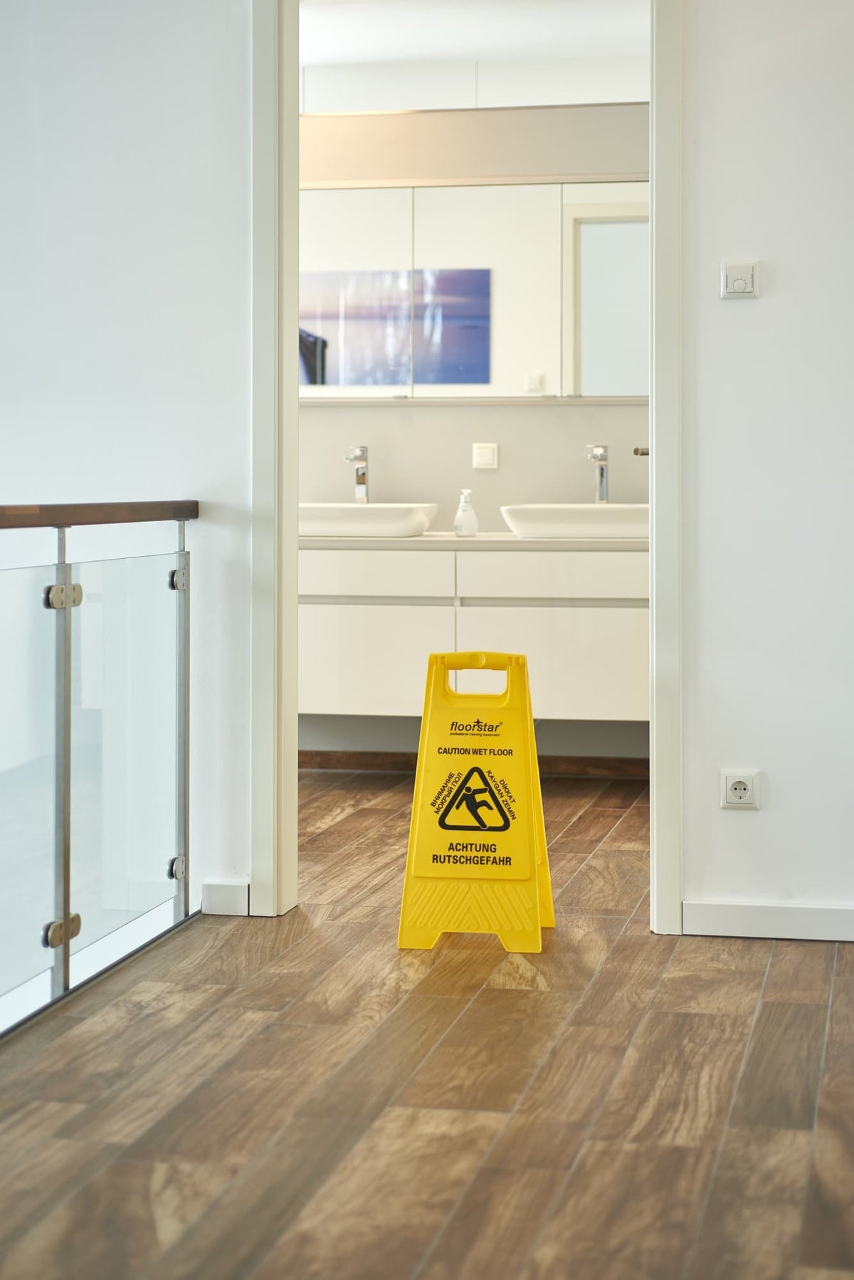 floorstar Warnschild WAS 1 im Flur aufgestellt