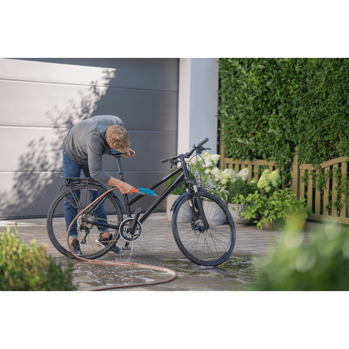 Gardena Cleansystem Fahrradbürste mit Schlauchanschluss