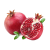 Frische Granatäpfel und aufgeschnittener Granatapfel mit grünen Blättern auf weißem Hintergrund.