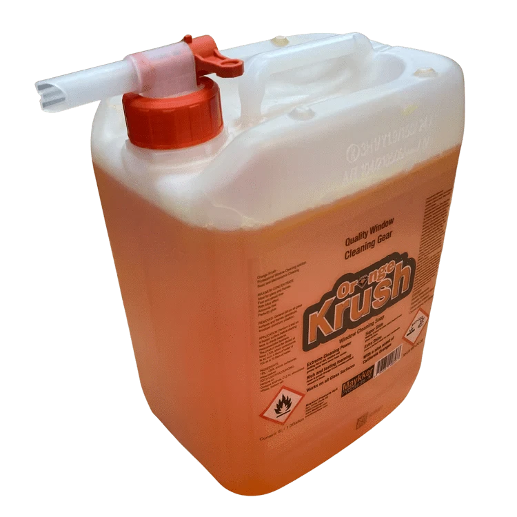 Maykker Orange Krush Glasreiniger in einem orangefarbenen Behälter für streifenfreie Glasreinigung.