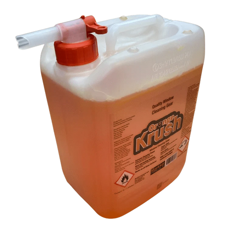 Maykker Orange Krush Glasreiniger in einem orangefarbenen Behälter für streifenfreie Glasreinigung.
