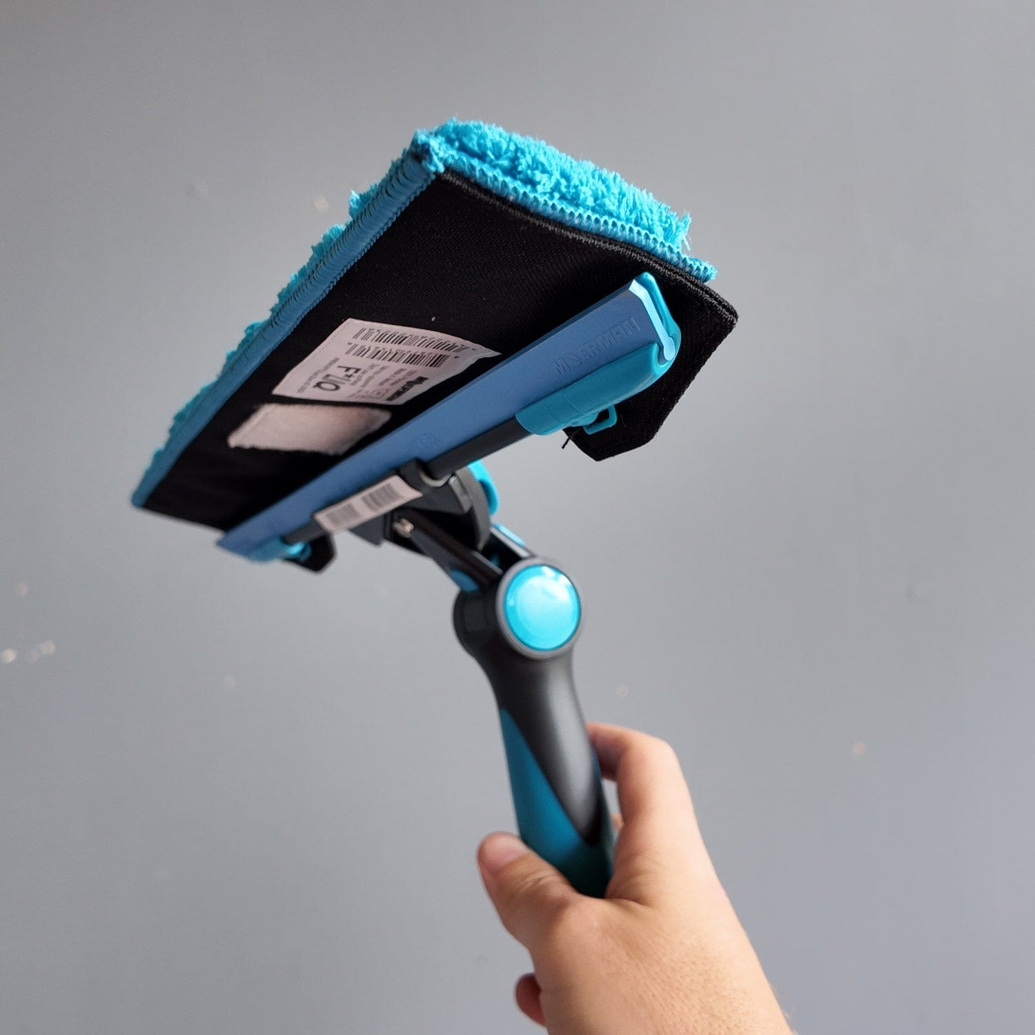 Moerman F*LIQ Einwascherbezug in Händen, optimal für effiziente Glasreinigung mit modernem Design.