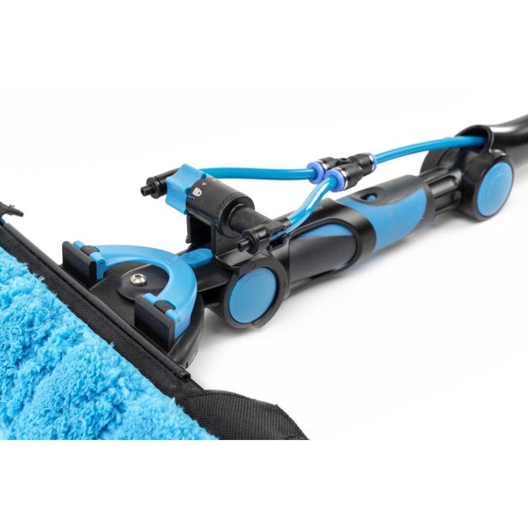 Detaillierte Ansicht des Moerman Spray-Ray Glasreinigungs-Sprühsystems mit blauen Akzenten und Putztuch.