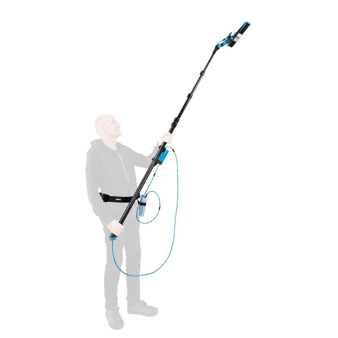 Moerman Spray-Ray Glasreinigungs-Sprühsystem in Aktion mit Benutzer, ideal für Fensterreinigung in der Höhe.