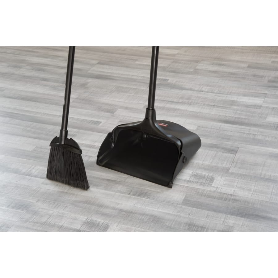 Rubbermaid Lobby Pro® Kehrschaufel mit langem Stiel, schwarz