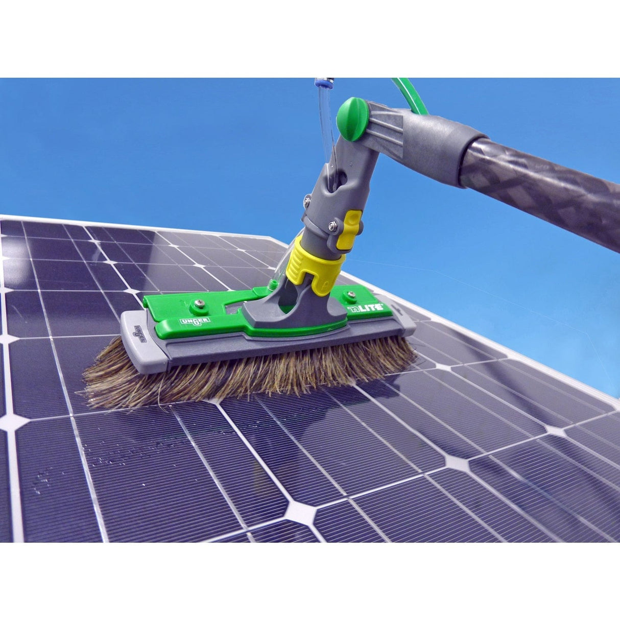 UNGER nLITE Hybrid Bürste reinigt Solarzellen mit Wildschweinborsten und Power Bristle.