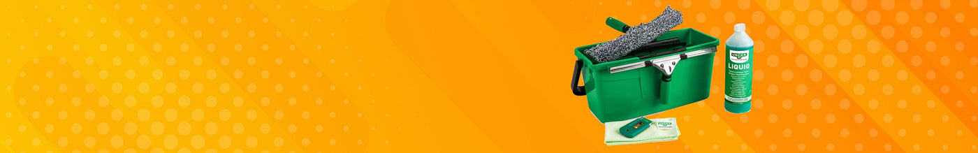 Reinigungsset mit Tasche und Reinigungsmittel auf orangefarbenem Hintergrund.