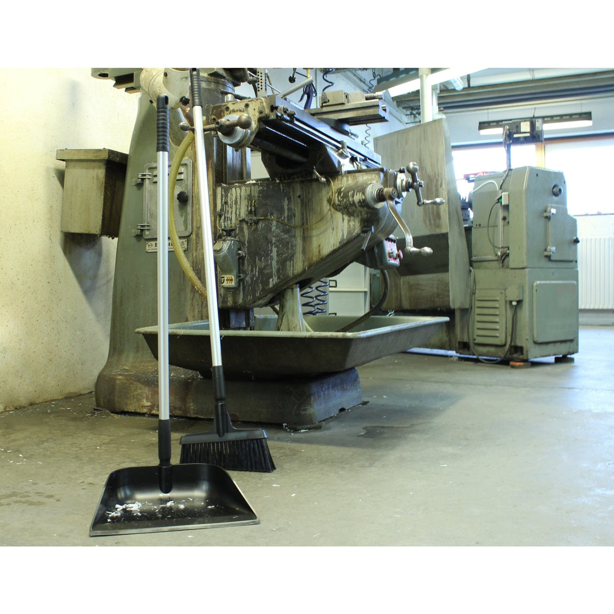 Vikan Kehrschaufel mit langem Stiel, 330 mm