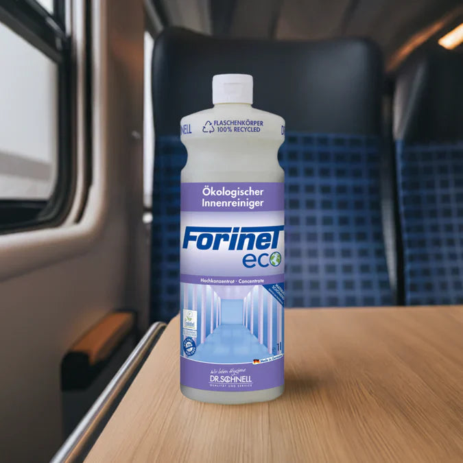 Flasche FORINET ECO von DR.SCHNELL, ökologischer Innenreiniger, auf Tisch in einem modernen Innenraum.