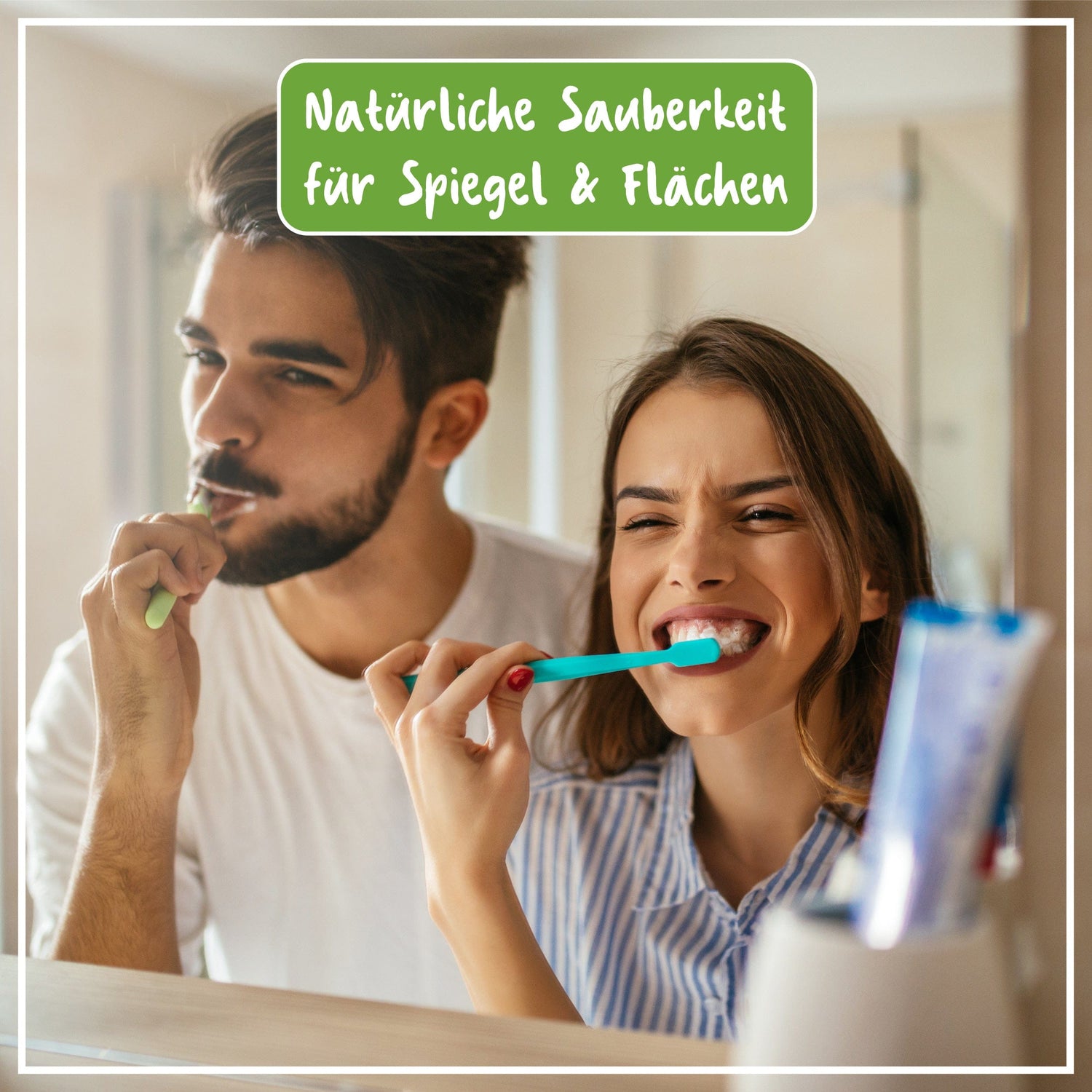Paar putzt Zähne vor einem Spiegel mit Text "Natürliche Sauberkeit für Spiegel & Flächen".
