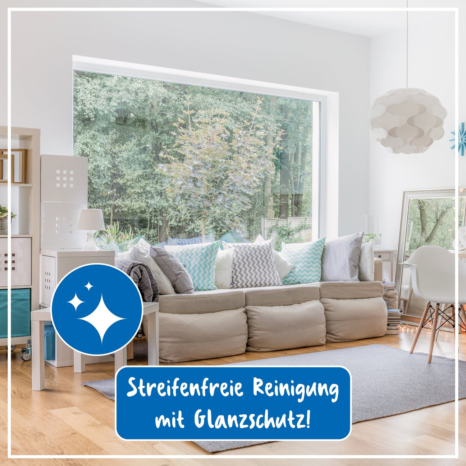 Helles Wohnzimmer mit großen Fenstern; Text „Streifenfreie Reinigung mit Glanzschutz“ auf blauem Hintergrund.
