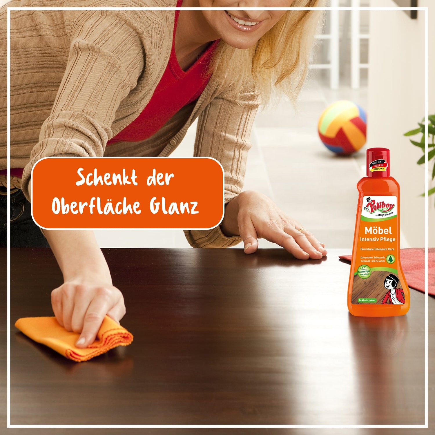 Frau pflegt Holztisch mit Poliboy Möbel Intensiv Pflege für Glanz und Schutz.