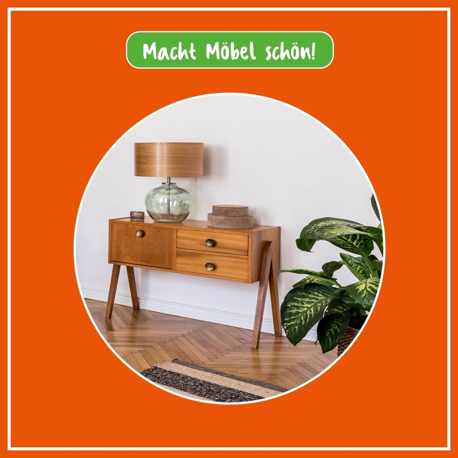 Stilvolle Holzkommode in modernem Raum mit Dekorationen, betont durch den Slogan "Macht Möbel schön!" auf orangem Hintergrund.