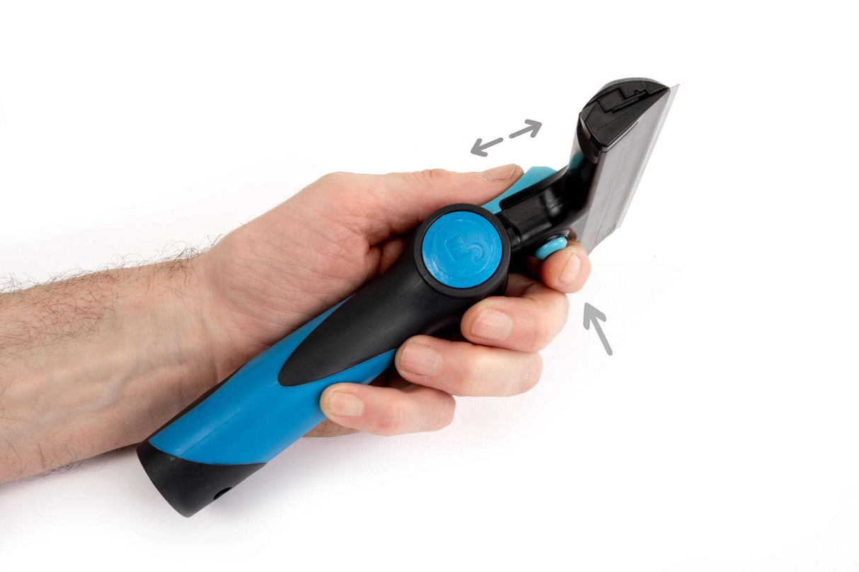 Hand mit MOERMAN Sharkblade Glasschaber, ergonomisches Design und präzise Steuerung für Fensterreinigung.