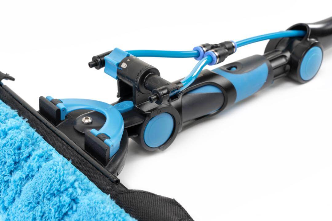 Detaillierte Ansicht des Moerman Spray-Ray Glasreinigungs-Sprühsystems mit blauen Akzenten und Putztuch.