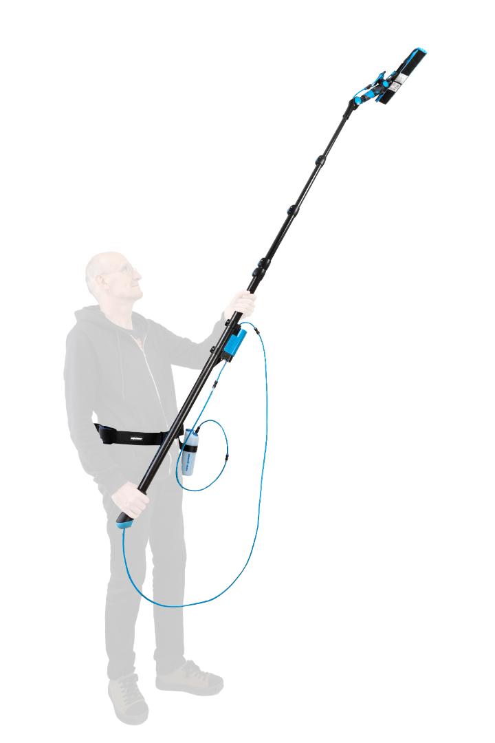 Moerman Spray-Ray Glasreinigungs-Sprühsystem in Aktion mit Benutzer, ideal für Fensterreinigung in der Höhe.