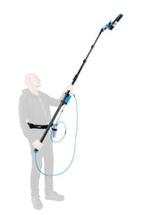Moerman Spray-Ray Glasreinigungs-Sprühsystem in Aktion mit Benutzer, ideal für Fensterreinigung in der Höhe.