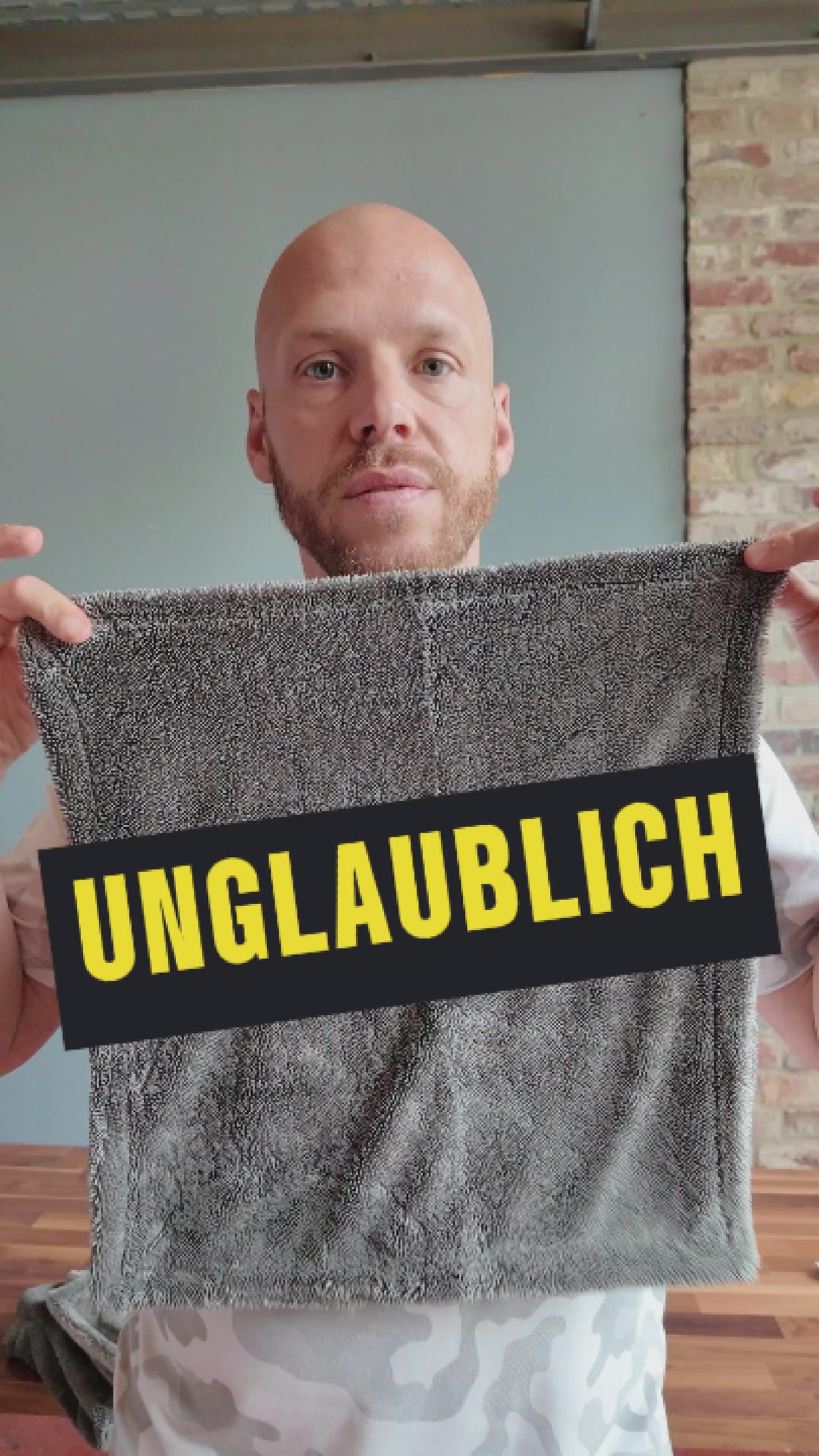 Mann zeigt das Wassermagnet Auto Trockentuch, extrem saugstark und fusselfrei, mit dem Wort 'Unglaublich'.