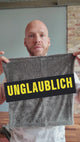 Mann zeigt das Wassermagnet Auto Trockentuch, extrem saugstark und fusselfrei, mit dem Wort 'Unglaublich'.