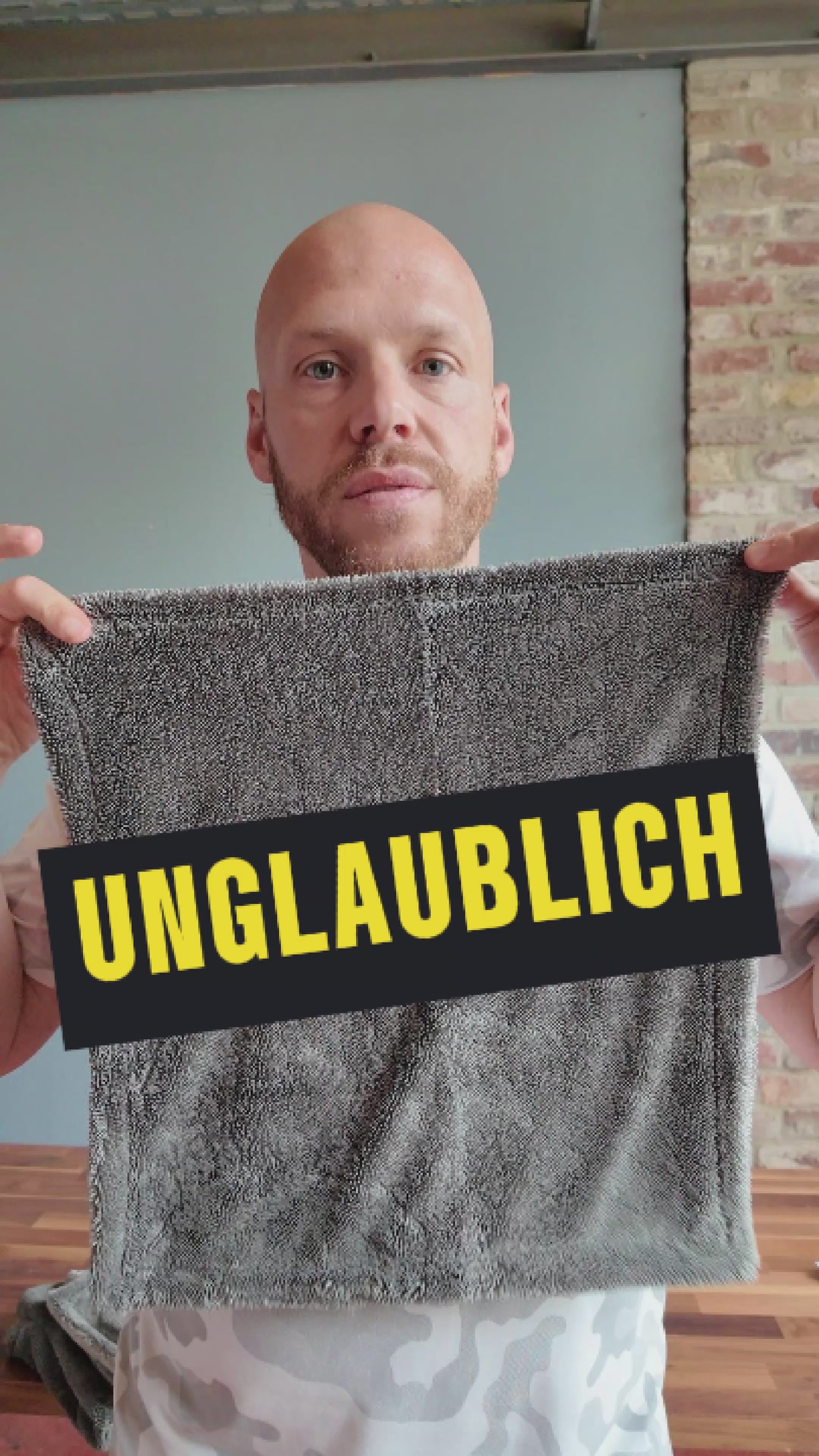 Mann zeigt das Wassermagnet Auto Trockentuch, extrem saugstark und fusselfrei, mit dem Wort 'Unglaublich'.