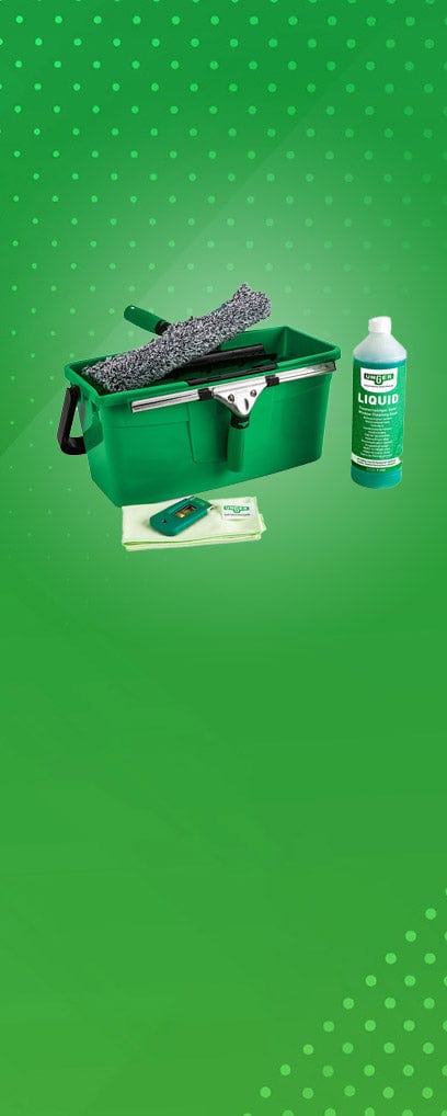 Fensterreinigungs-Set mit Eimer, Reinigungsmittel und Zubehör auf grünem Hintergrund.